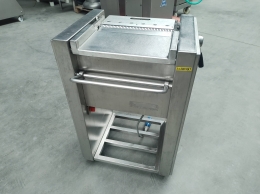 Skinning machine 